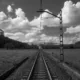 Vías de tren integradas en el paisaje